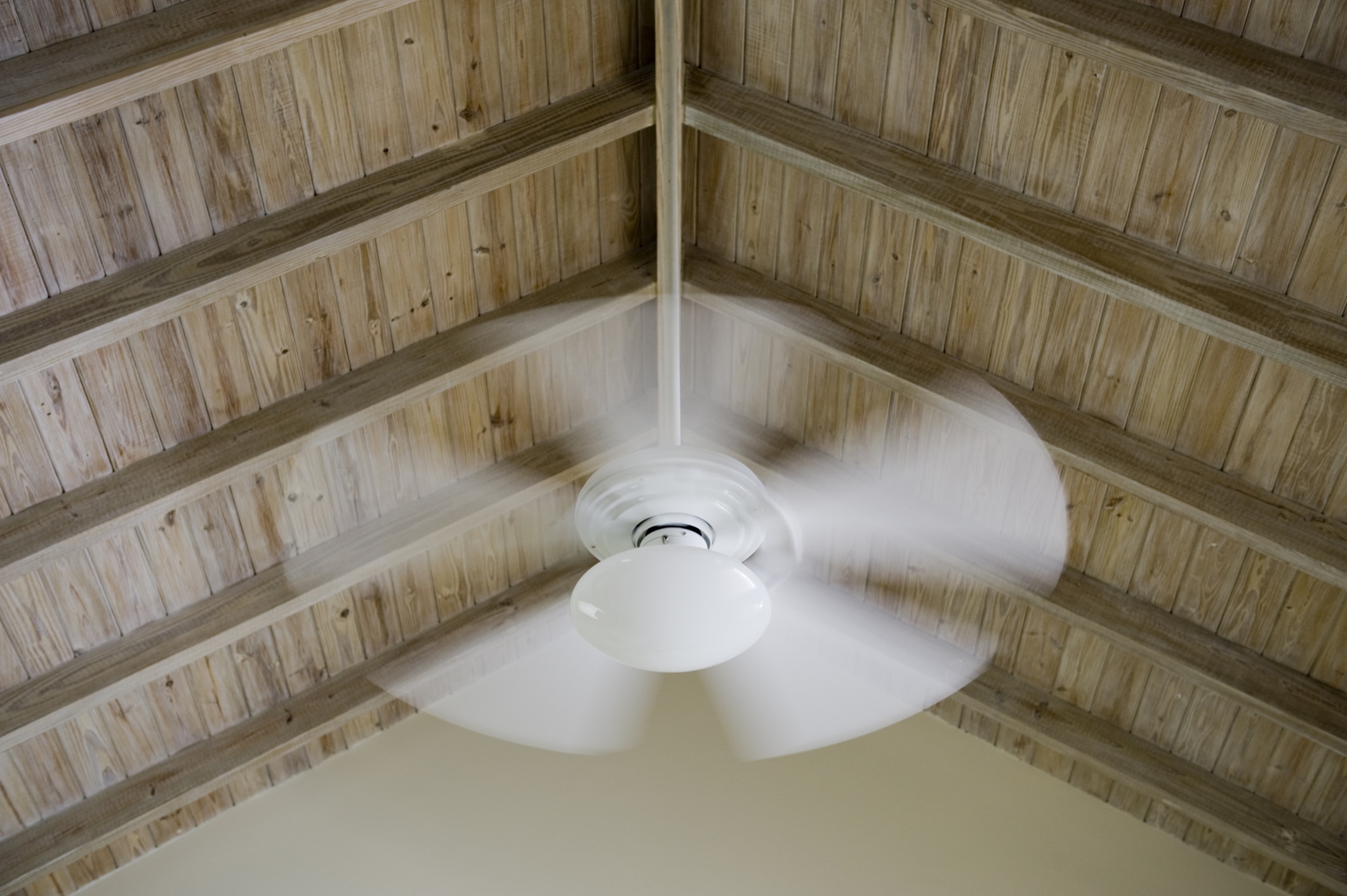 Which Way Should a Ceiling Fan Turn in Summer
