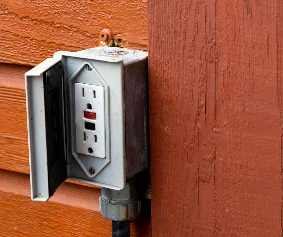 Outdoor electrical outlet